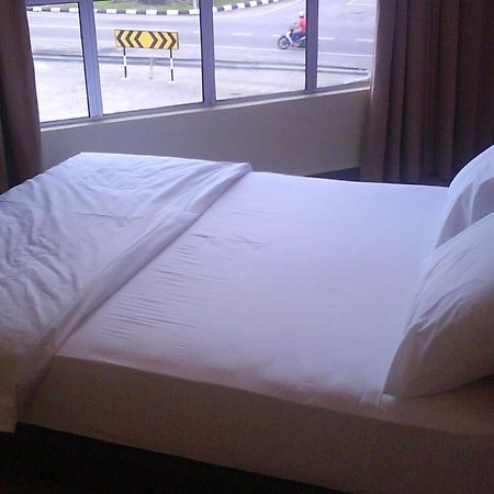 Oyo 90021 Star View Hotel Kampong Batu Tiga Bagian luar foto