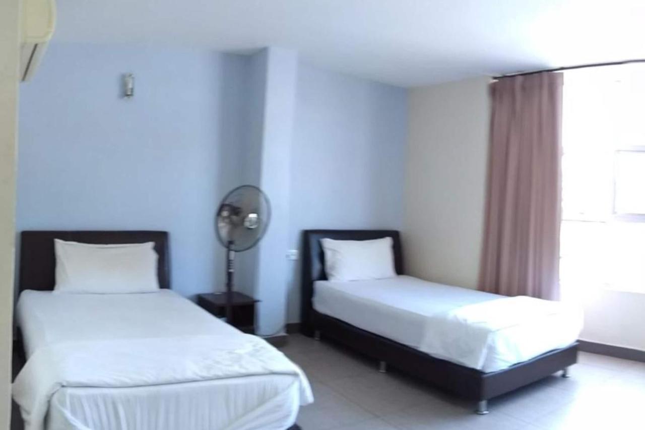 Oyo 90021 Star View Hotel Kampong Batu Tiga Bagian luar foto
