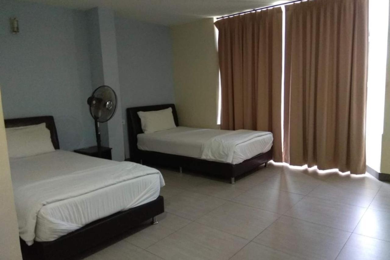 Oyo 90021 Star View Hotel Kampong Batu Tiga Bagian luar foto